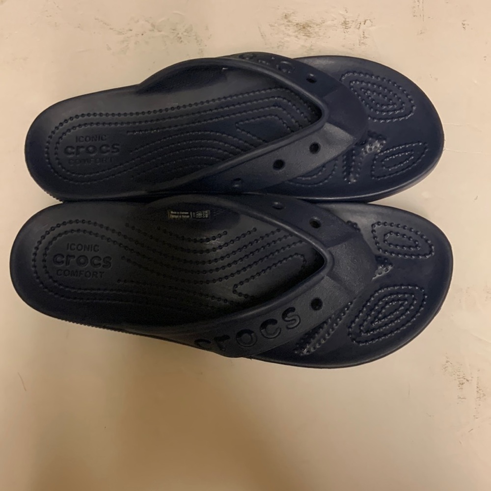 Crocs women’s blue flip flops men’s 7 women’s 9